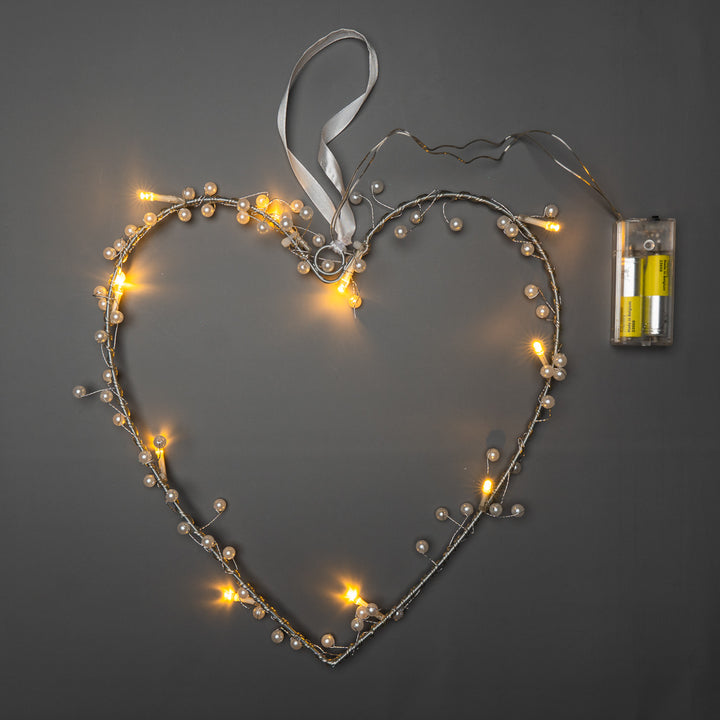 Heart Wreath Fairy Light in a heart shape decorated with pearls and a battery